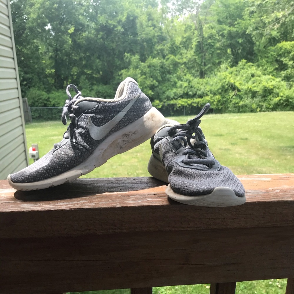 Grey/silver Nike’s